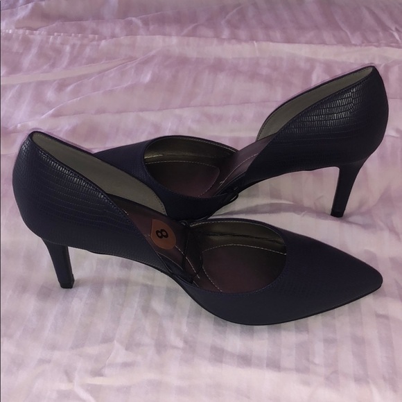 Navy Bandolino pointed heels NWOT - Picture 2 of 4